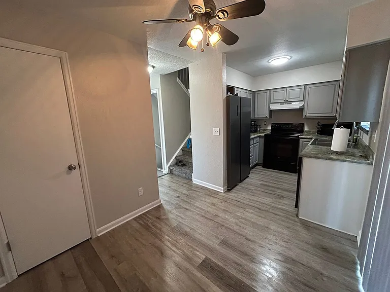 2215 W Wesley Ave — Photo 4