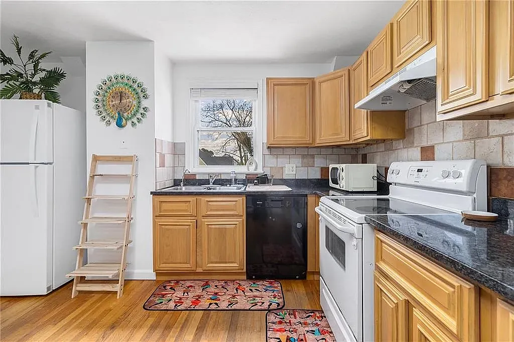 4 bed, 1100 sqft, $3,000 — Photo 3