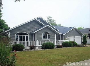 1416 Lake Shore Dr, Gladstone, MI 49837