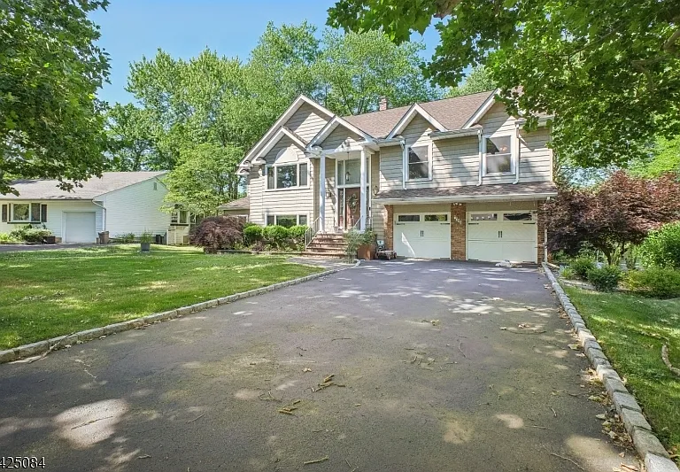 195 Chaucer Dr — Photo 2