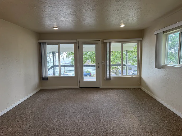 258 N Highway 101 #3 — Photo 4