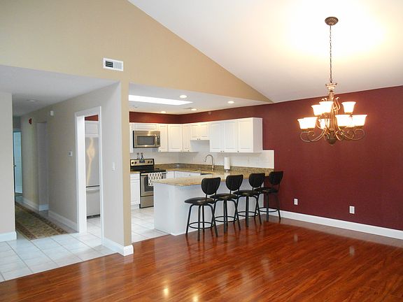 4th image of 136 Farm House Ct