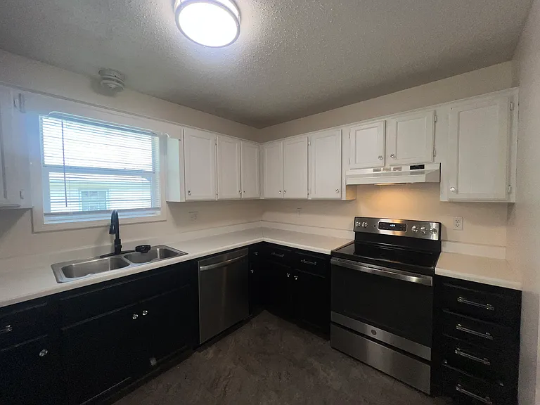 204 E Robberson St — Photo 15