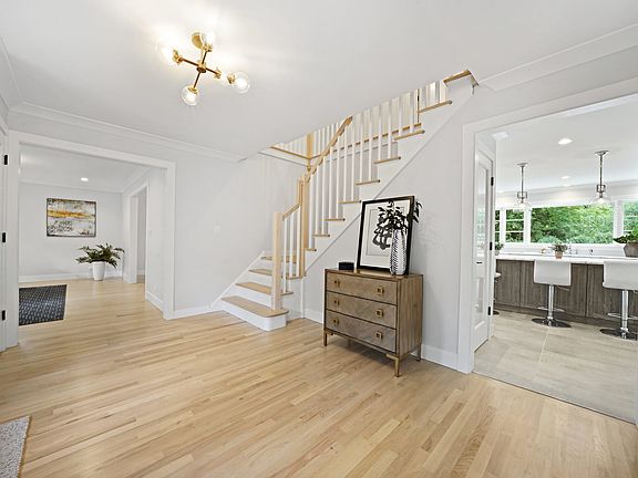3rd image of 144 Whitebridge Hill Dr