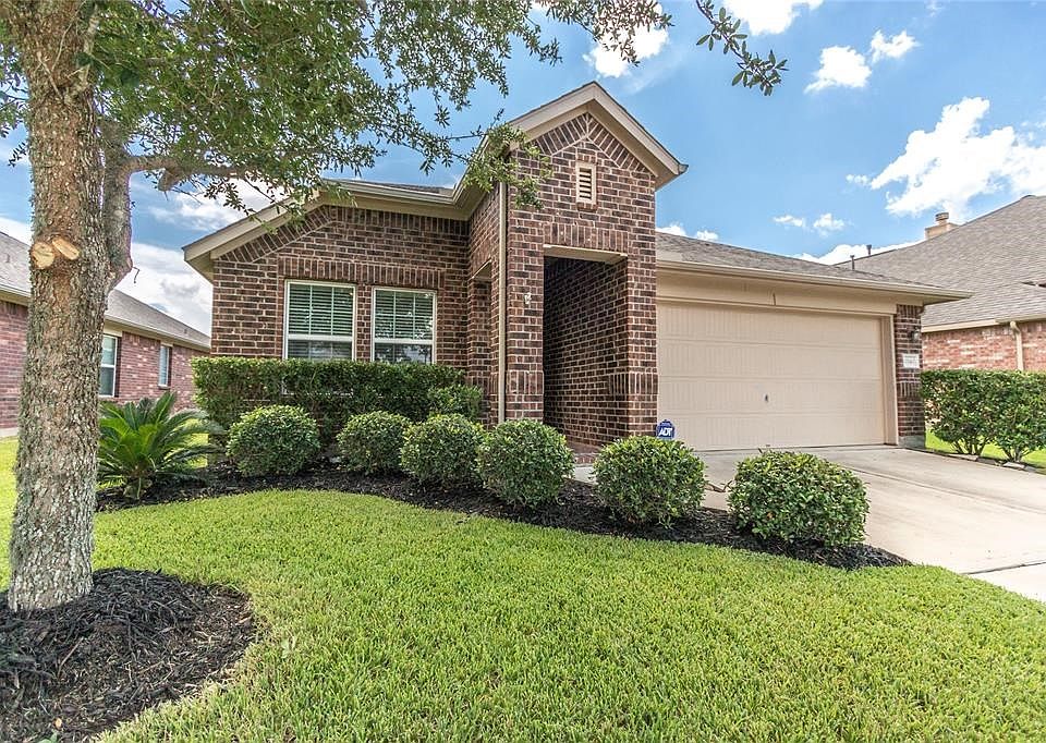 This Charming, 1 story, brick, 3/2/2 is beautifully maintained and ready for its new owners!
