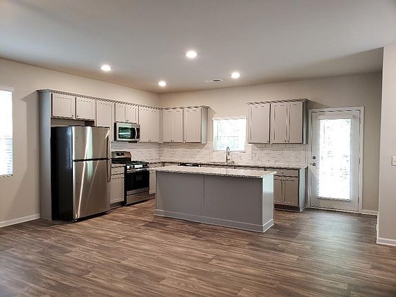 3rd image of 84 Laurel Dr E