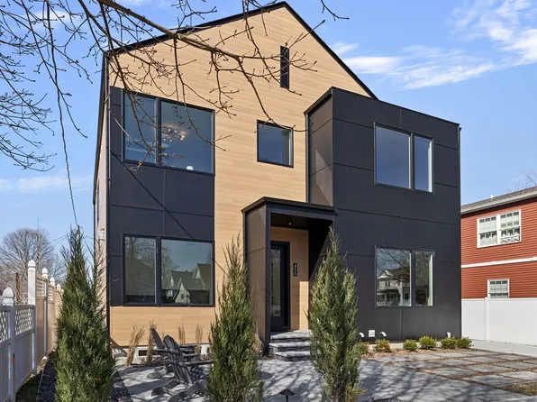 456 Maple St, South Haven, MI 49090