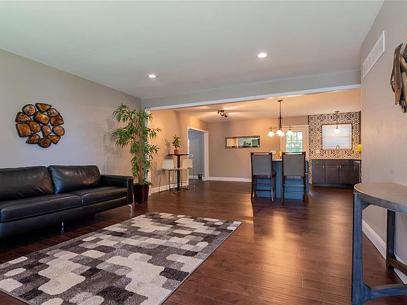 3rd image of 3918 Southern Aire Dr