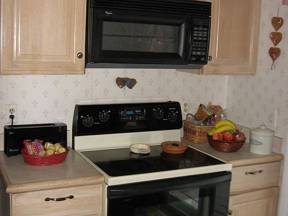 5th image of 2198 Saint James St