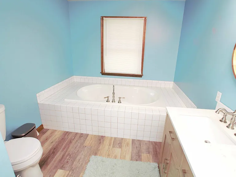98 Thorndale Cir — Photo 24