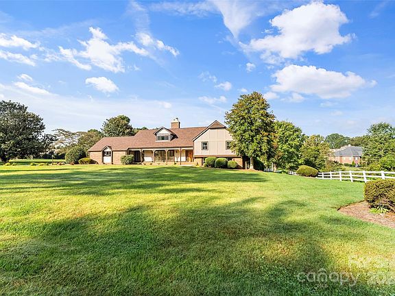 3rd image of 480 Baymount Dr