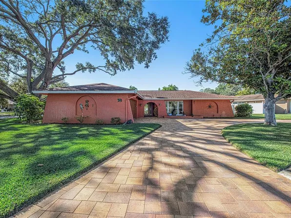 8000 Dovehill Ln, Seminole, FL 33777