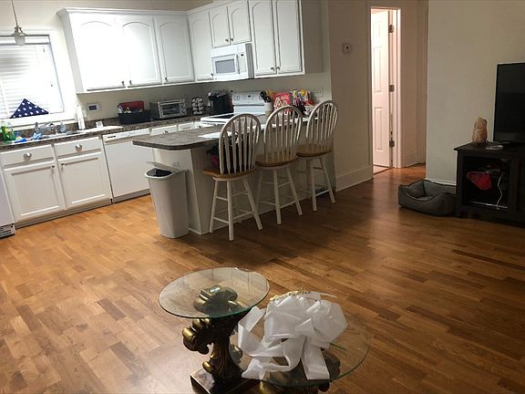 4th image of 4000 Oak St #B