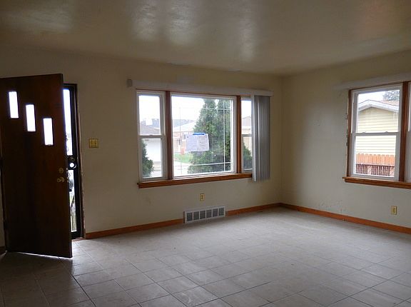 2nd image of 562 Greenbay Ave