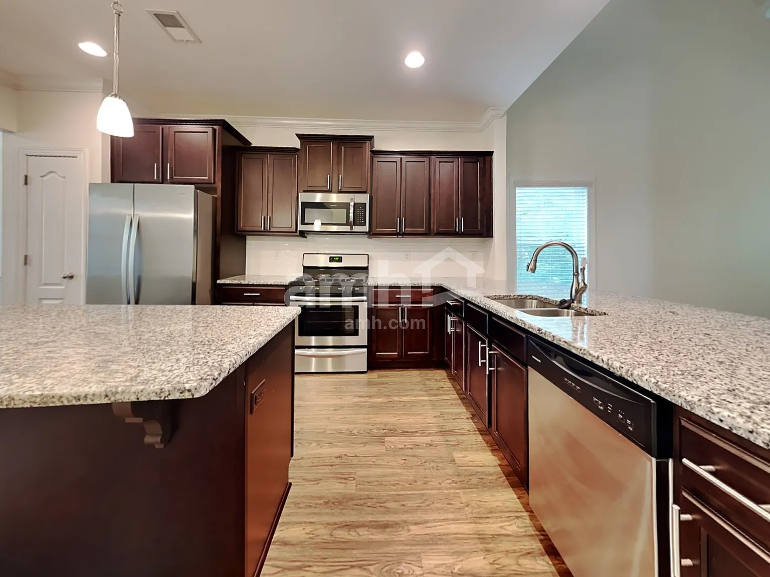 4 bed, 2.5 bath, 2465 sqft, $2,725 — Photo 4