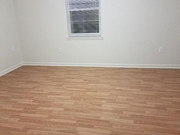 2nd image of 915 6th St SE #1