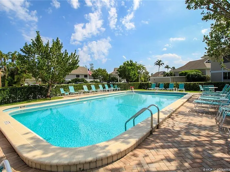 310 NE Golfview Cir #310 — Photo 18