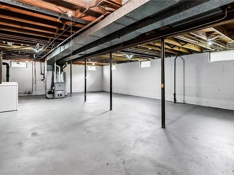 222 Wilber St — Photo 45