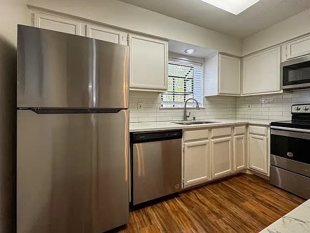 1 bed, 1.0 bath, 736 sqft, $1,300 — Photo 3