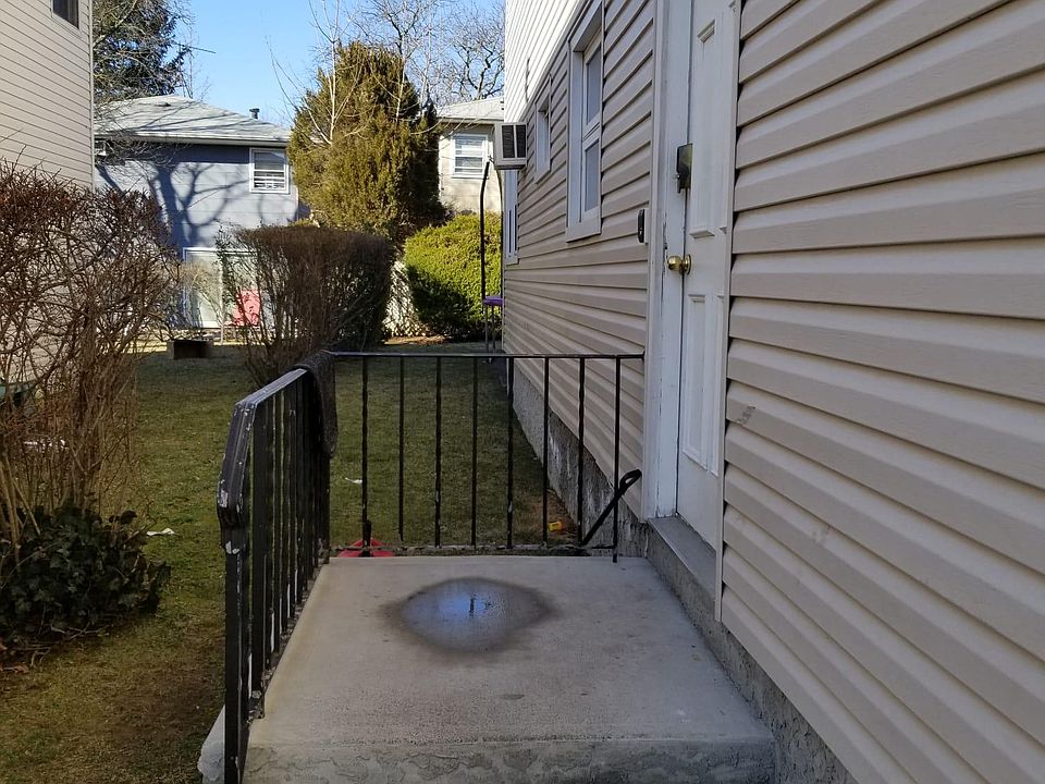 1st image of 107 Oakville St Floor 2