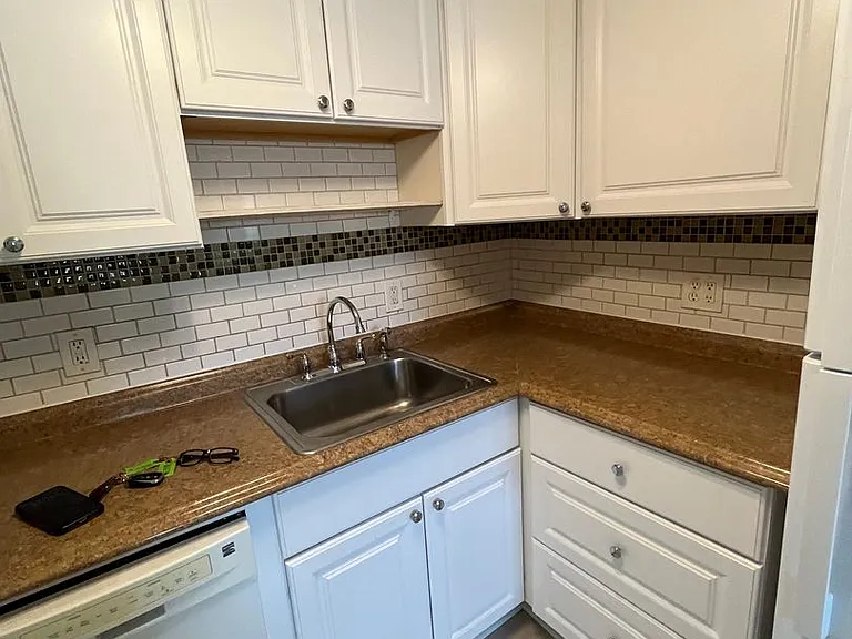 1128 Margaret St — Photo 15