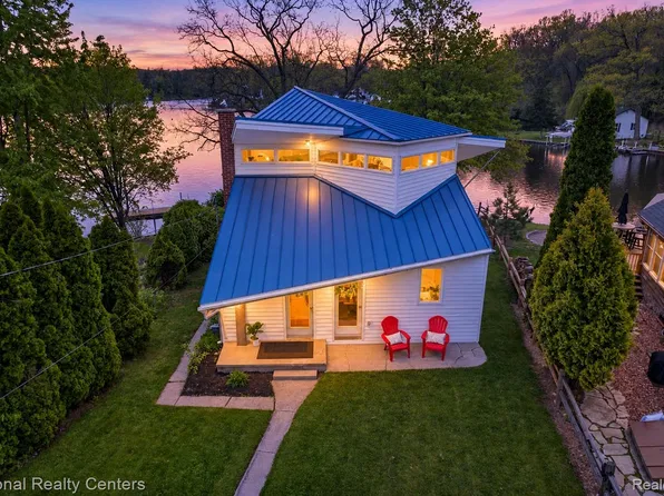 11505 Sunset Blvd, Pinckney, MI 48169
