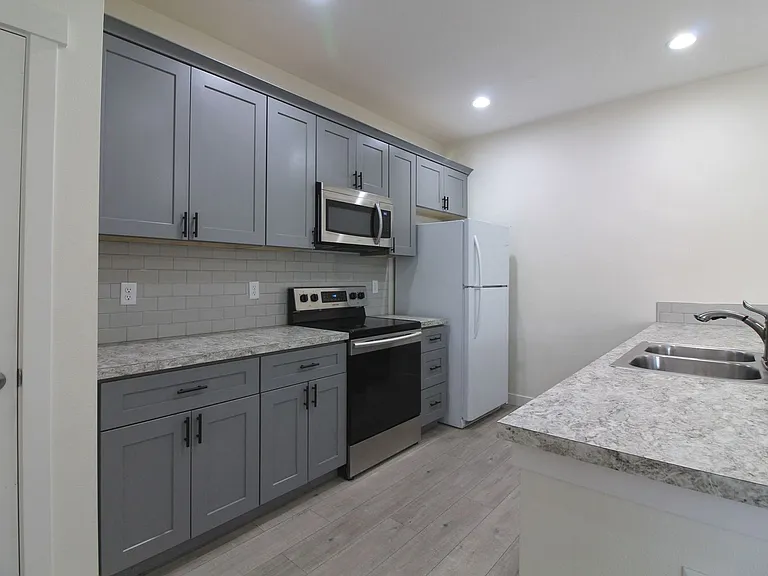 1073 S Cedar Pl — Photo 2