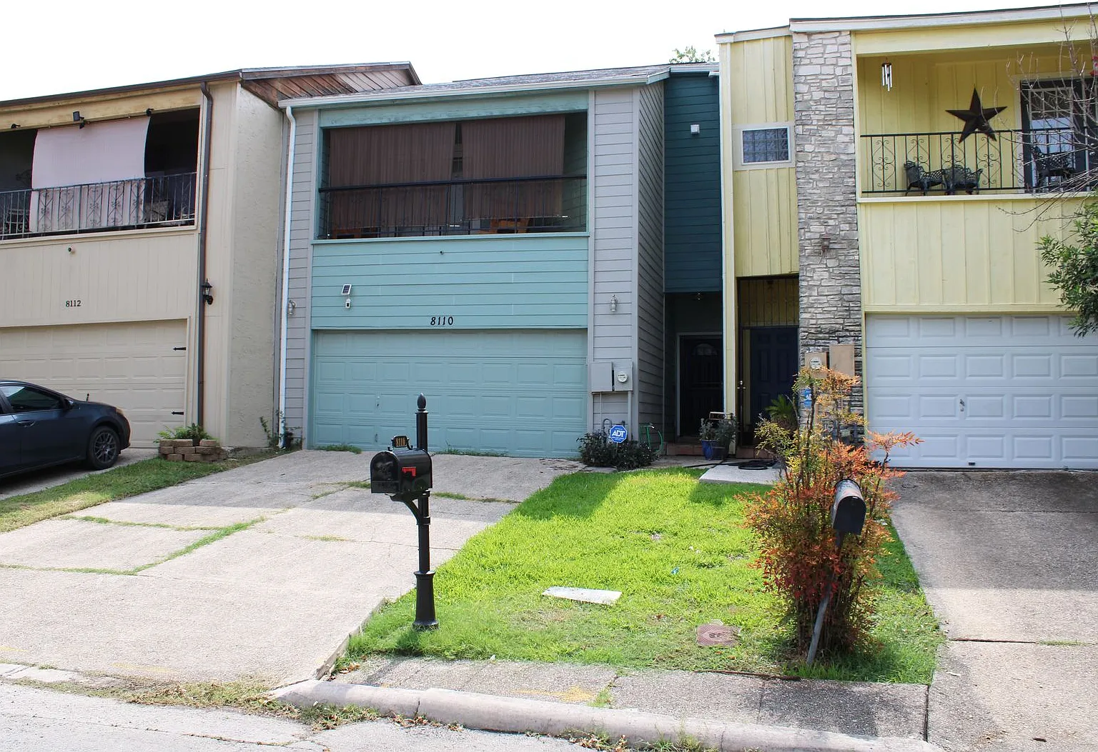 Renovated 2-Bedroom Townhome In Ahisd — Photo 1