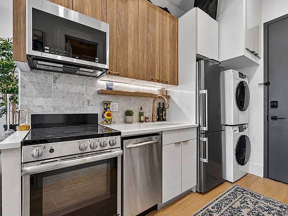 5th image of 164 S 3rd St Penthouse 4A