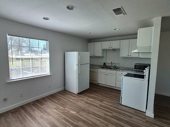 5th image of 400 E Mosely St