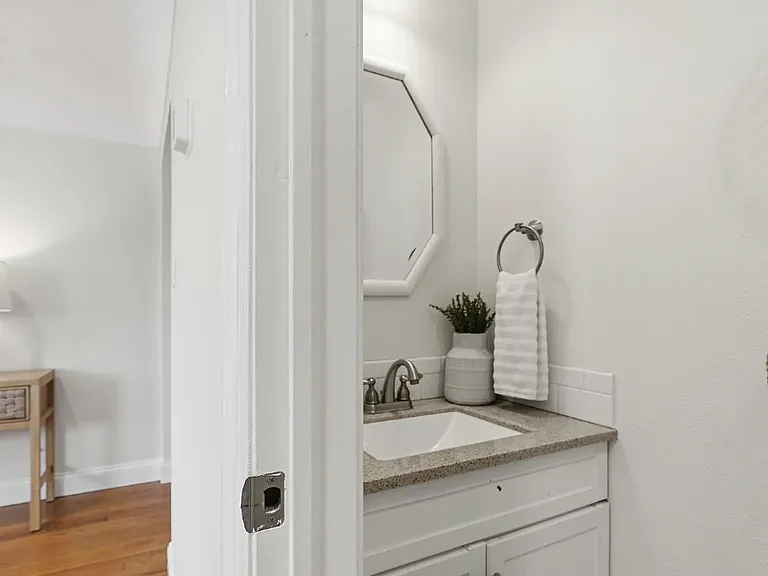 131 NW 11th Ave — Photo 8