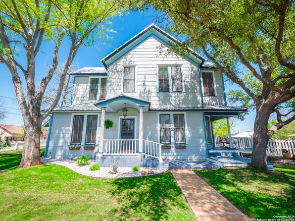 407 W Sandstone Street, Llano, TX 78643