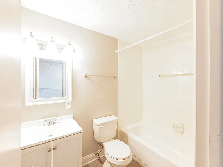 996402_028_bathroom_13252669.jpg