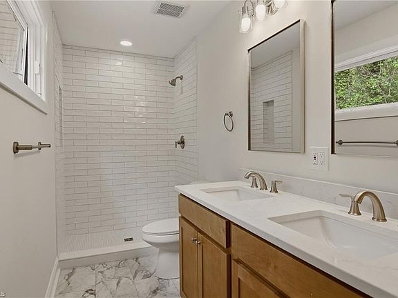 2nd image of 2711 Glenhaven Ln