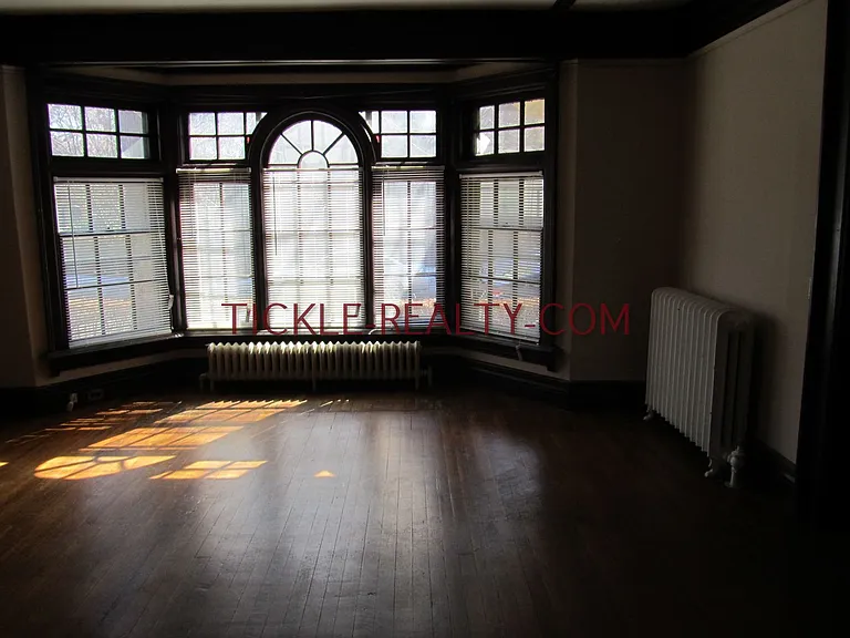 410 Oxford St — Photo 5