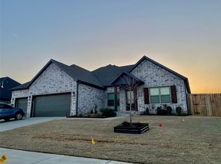 701 Maplewood Dr, Centerton, AR 72719