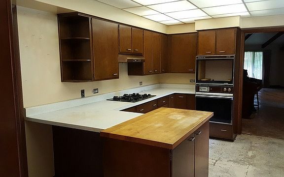 5th image of 34 Lynn Dr