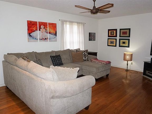 3rd image of 131 W Woodbury Dr
