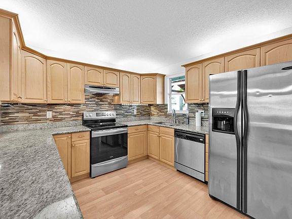 4th image of 437 SW Lakehurst Dr
