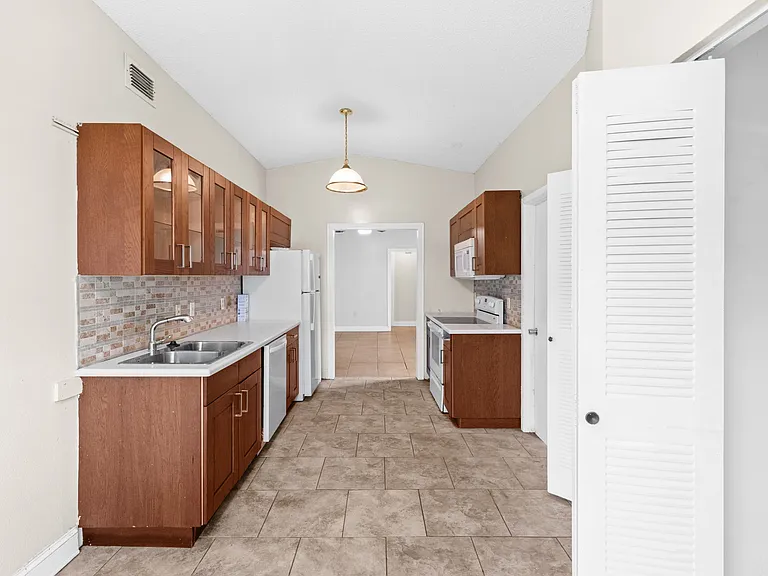 629 Stillview Cir — Photo 10