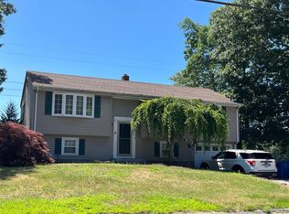 25 Skyline Dr, Uncasville, CT 06382