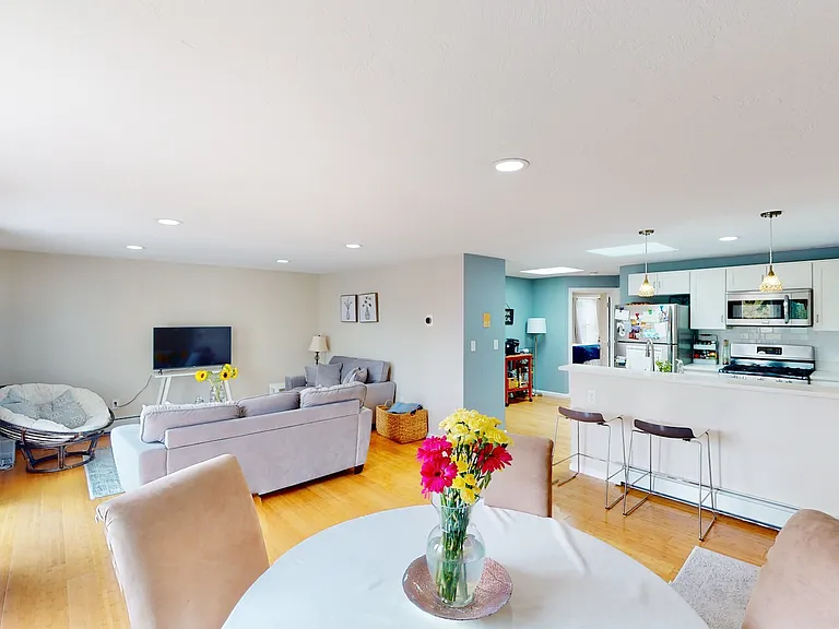324 W 3rd St #2 — Photo 1