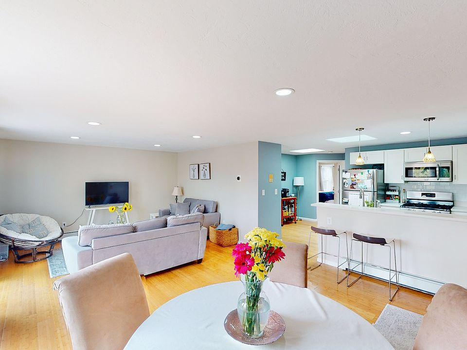 1st image of 324 W 3rd St #2