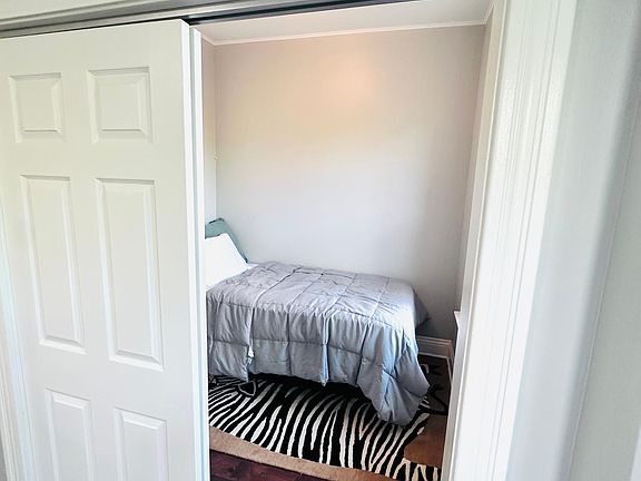 4th image of 3708 S Wood St #2