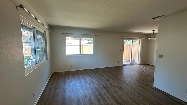 637 Sydney Ln — Photo 10