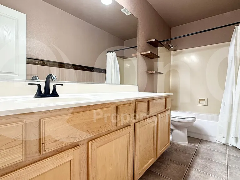 800 N Soho Pl — Photo 20
