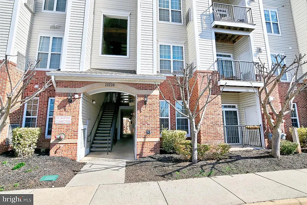 21216 McFadden Sq — Photo 1