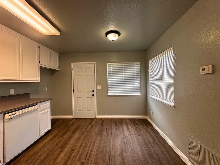 9633 N Loop Blvd #B — Photo 4