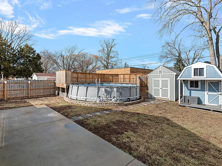 617 E Chestnut St — Photo 32