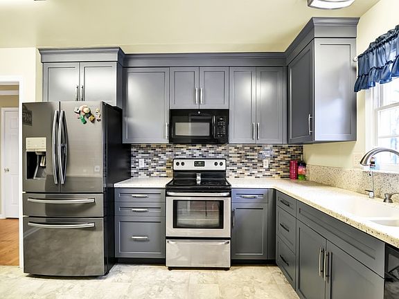 4th image of 624 Clifton Dr